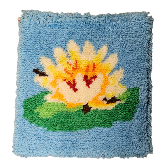 Hand Made Vintage Latch Hook Rug Wall Hanging Set Lotus Flower Cottage Farmhouse - Picture 3 of 8